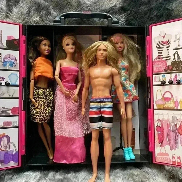 2011 Mattel Barbie Fashionista Wardrobe Carrying Case, with 4  Barbies - Picture 14 of 16